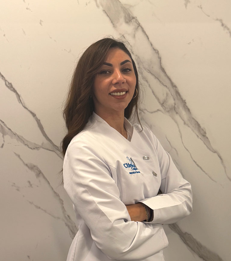 Mónica Burcea, atención al paciente en Clínica Capón